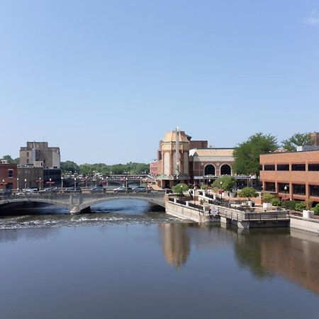Hometowne Studios By Red Roof And Conference Center Chicago - N Aurora Naperville North Aurora Exteriör bild